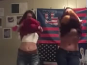 兩個米國女生在自拍脫衣辣舞